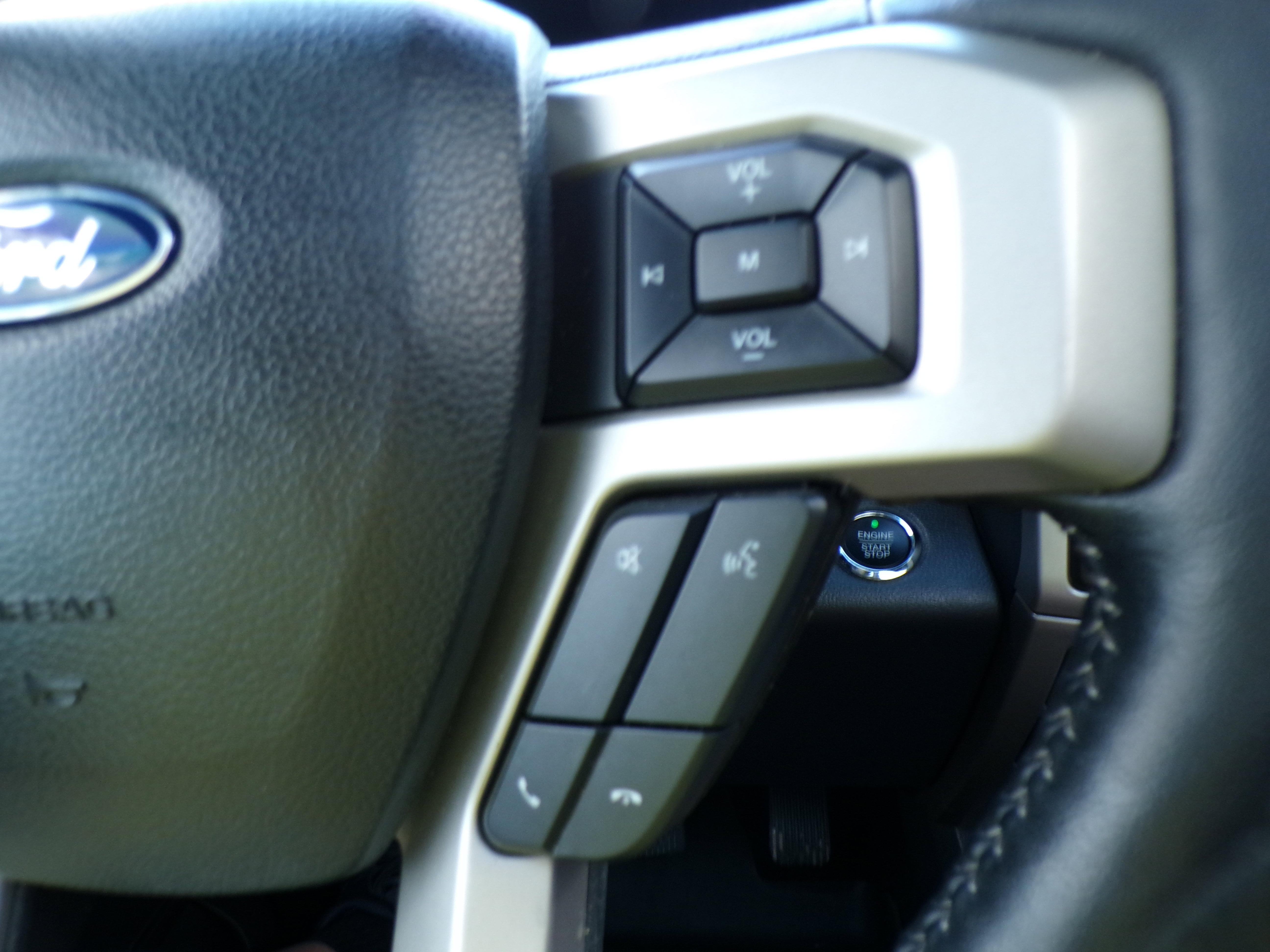 2022 Ford F-350 Lariat photo 4