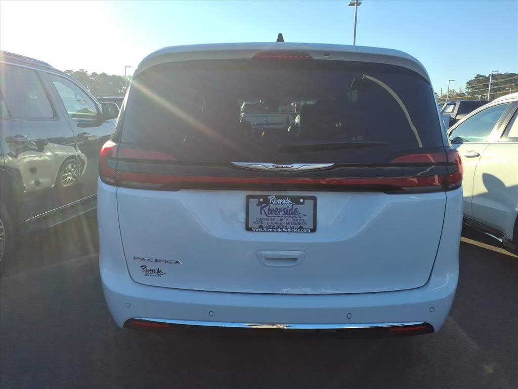 2024 Chrysler Pacifica Touring L photo 2