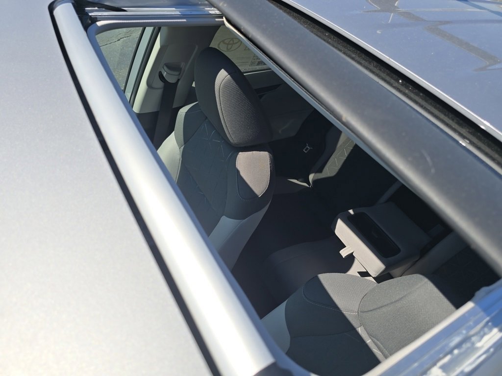2025 Toyota RAV4 XLE photo 3