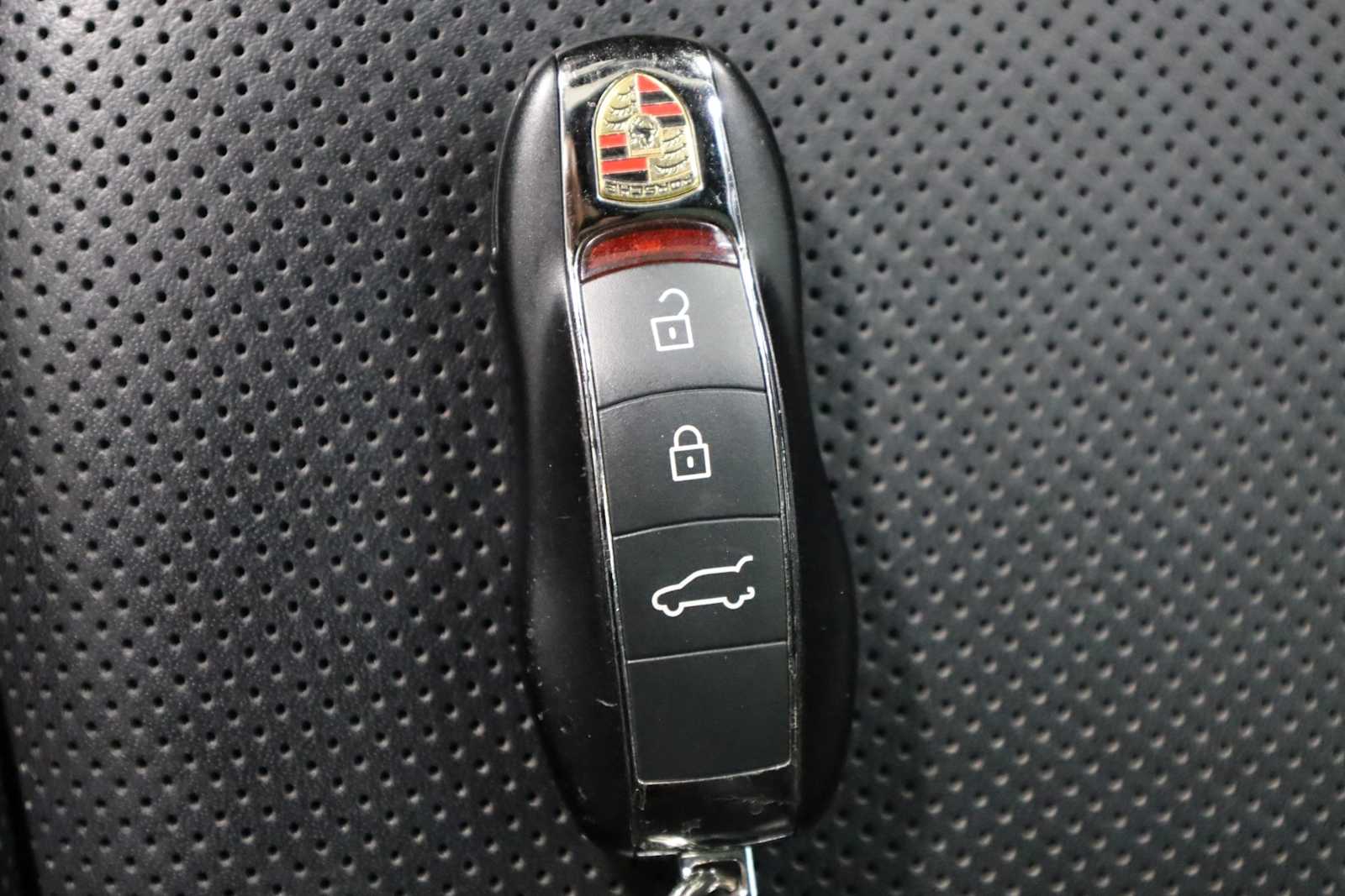 2021 Porsche Macan Base photo 42