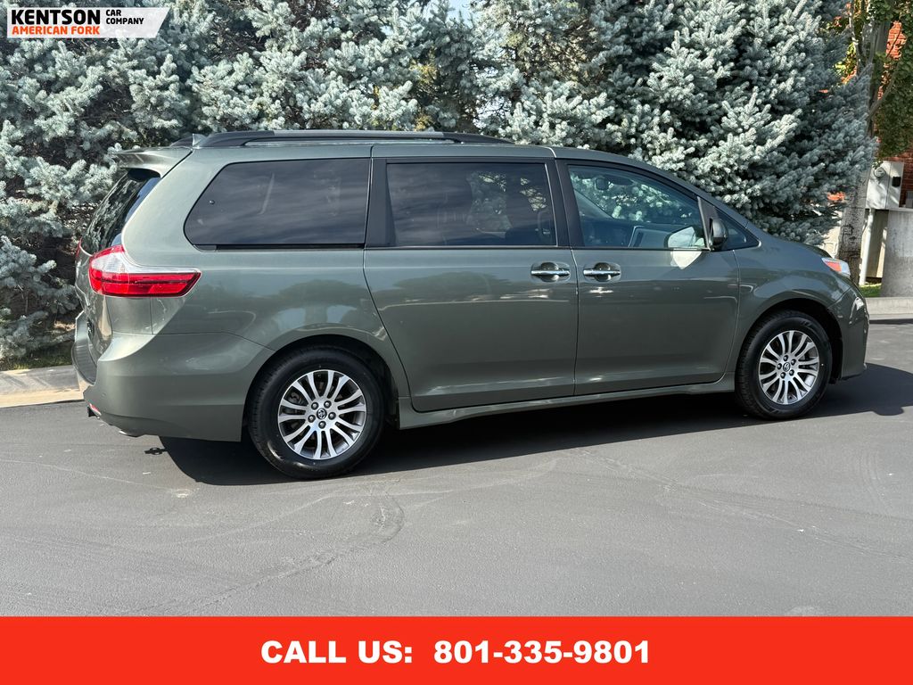 2019 Toyota Sienna XLE photo 9