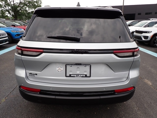 2025 Jeep Grand Cherokee Altitude photo 3