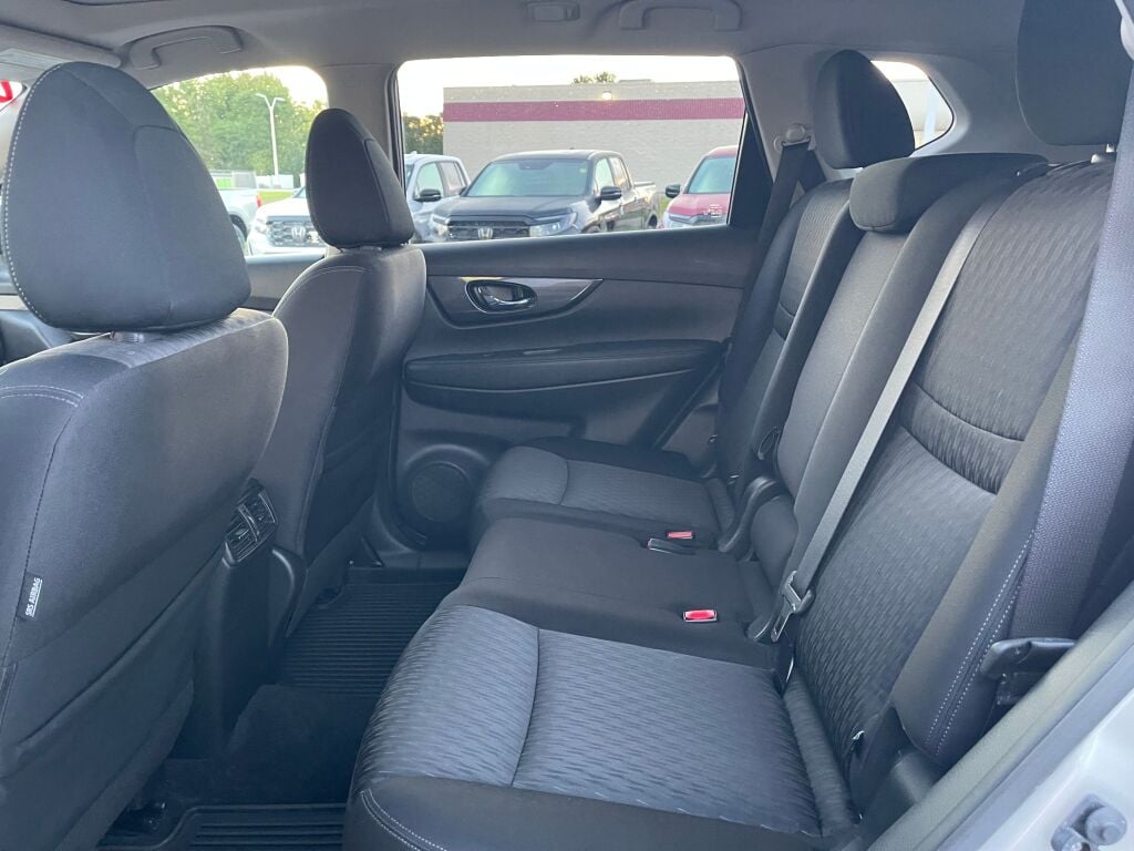2019 Nissan Rogue SV photo 19
