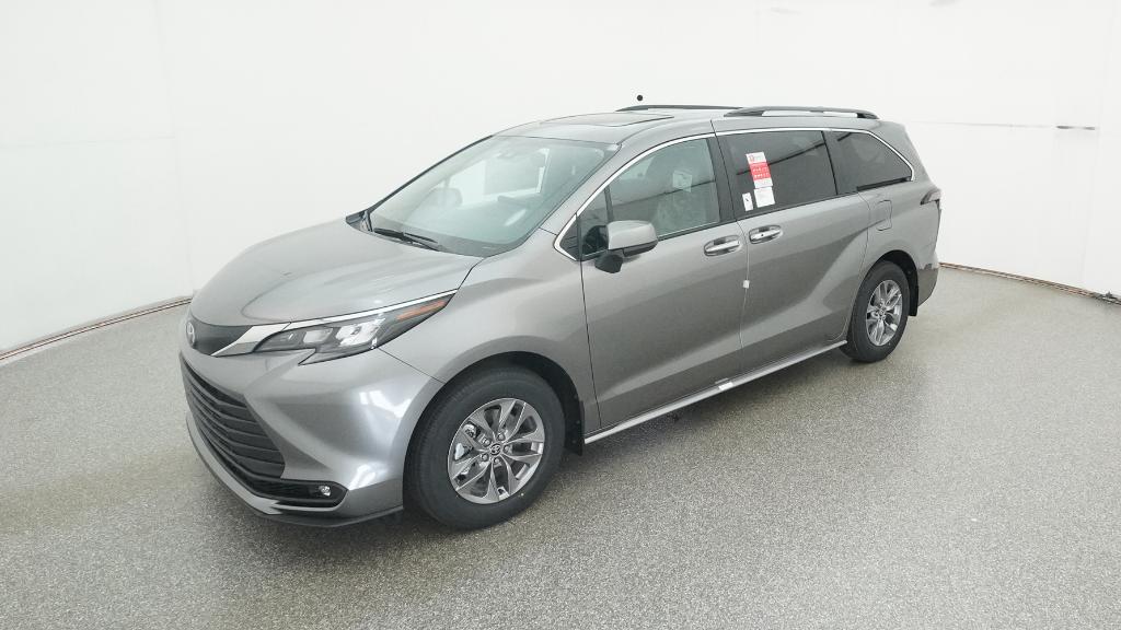 2026 Toyota Sienna XLE's photo