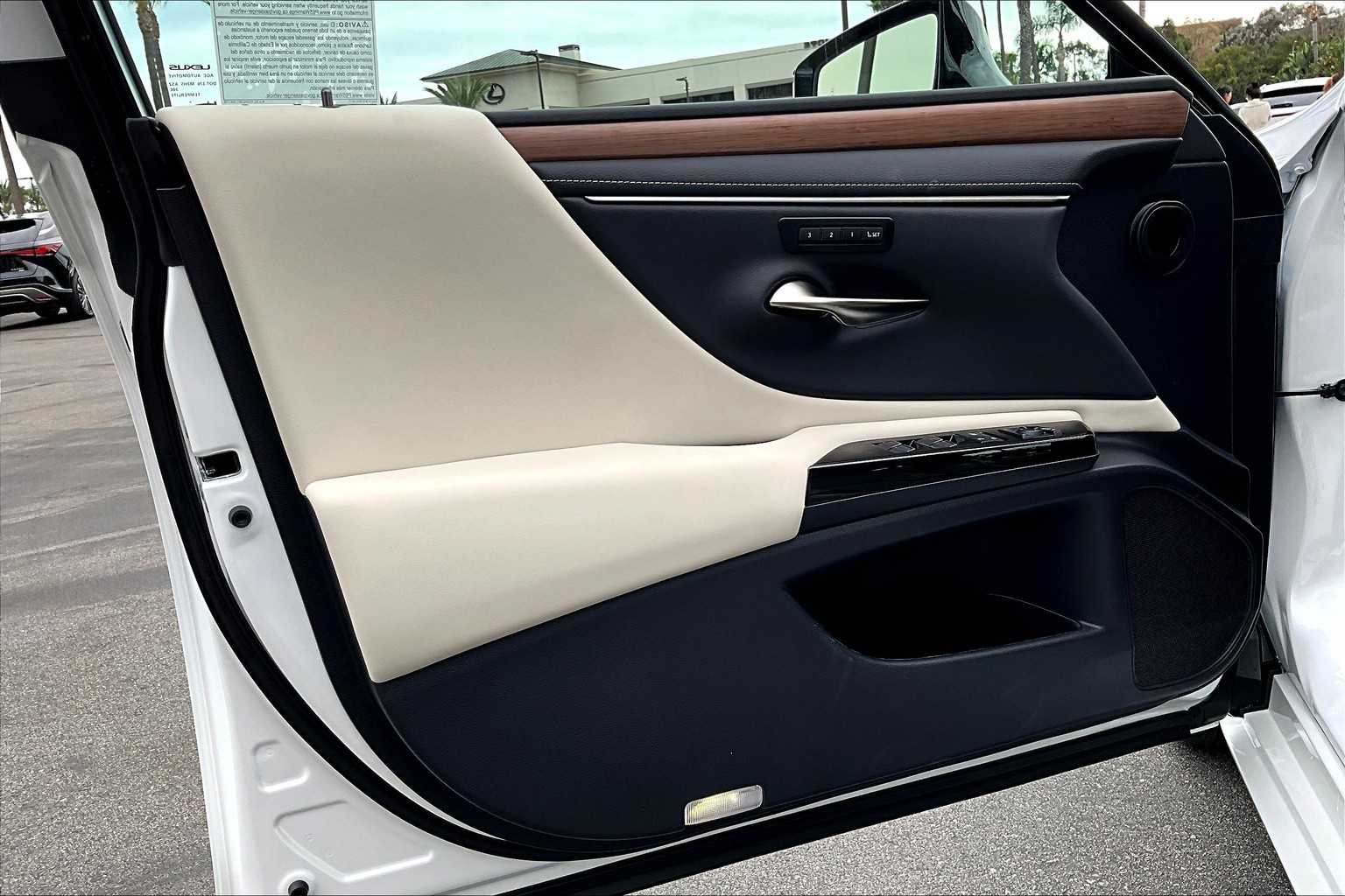 2025 Lexus ES 300h photo 16