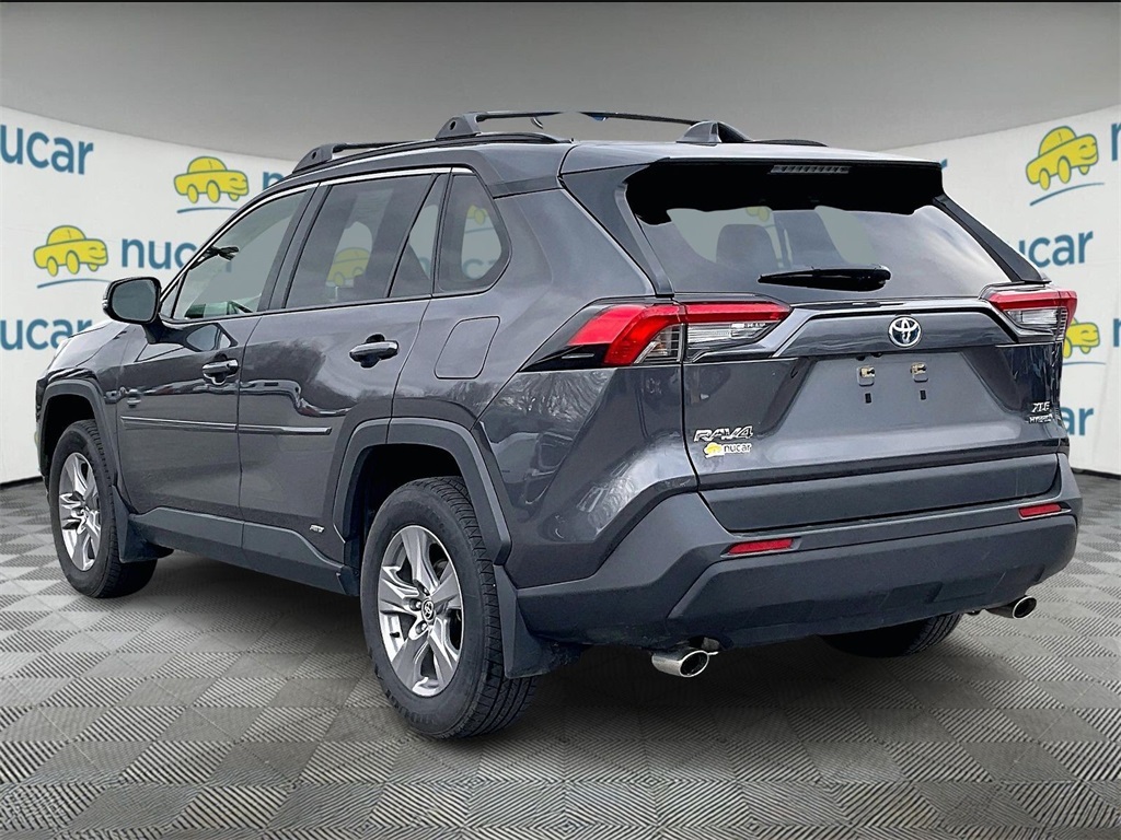2024 Toyota RAV4 Hybrid XLE photo 4