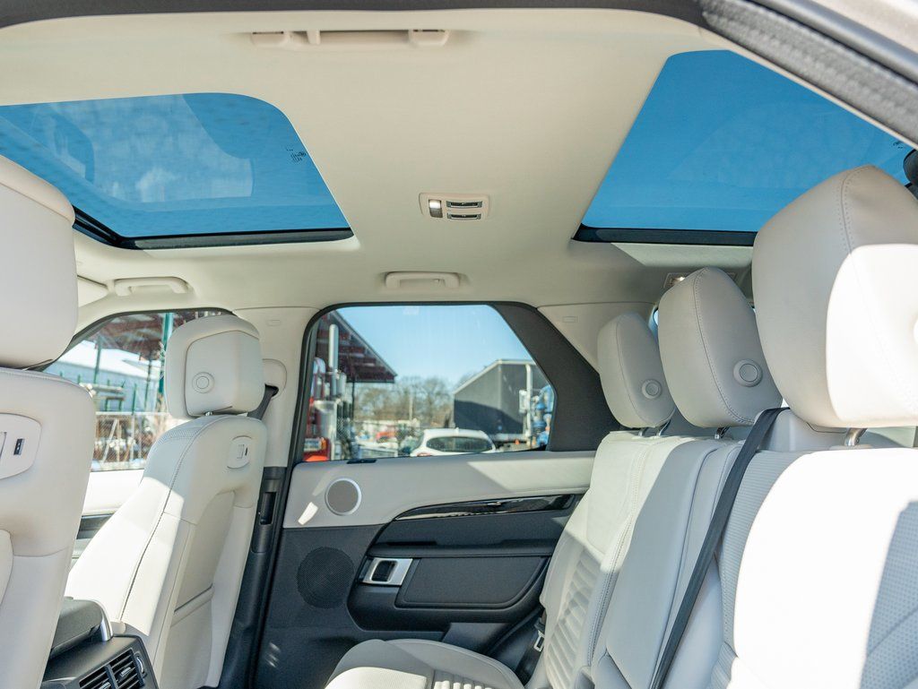 2025 Land Rover Discovery S photo 20