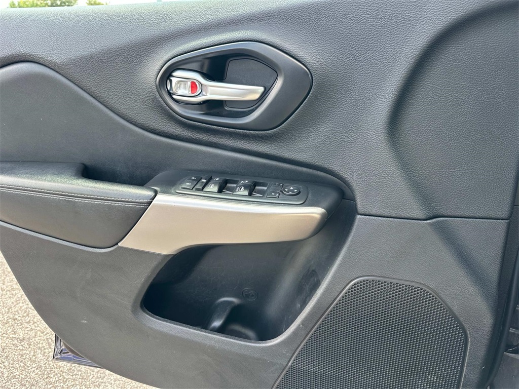 2021 Jeep Cherokee Latitude Lux photo 28