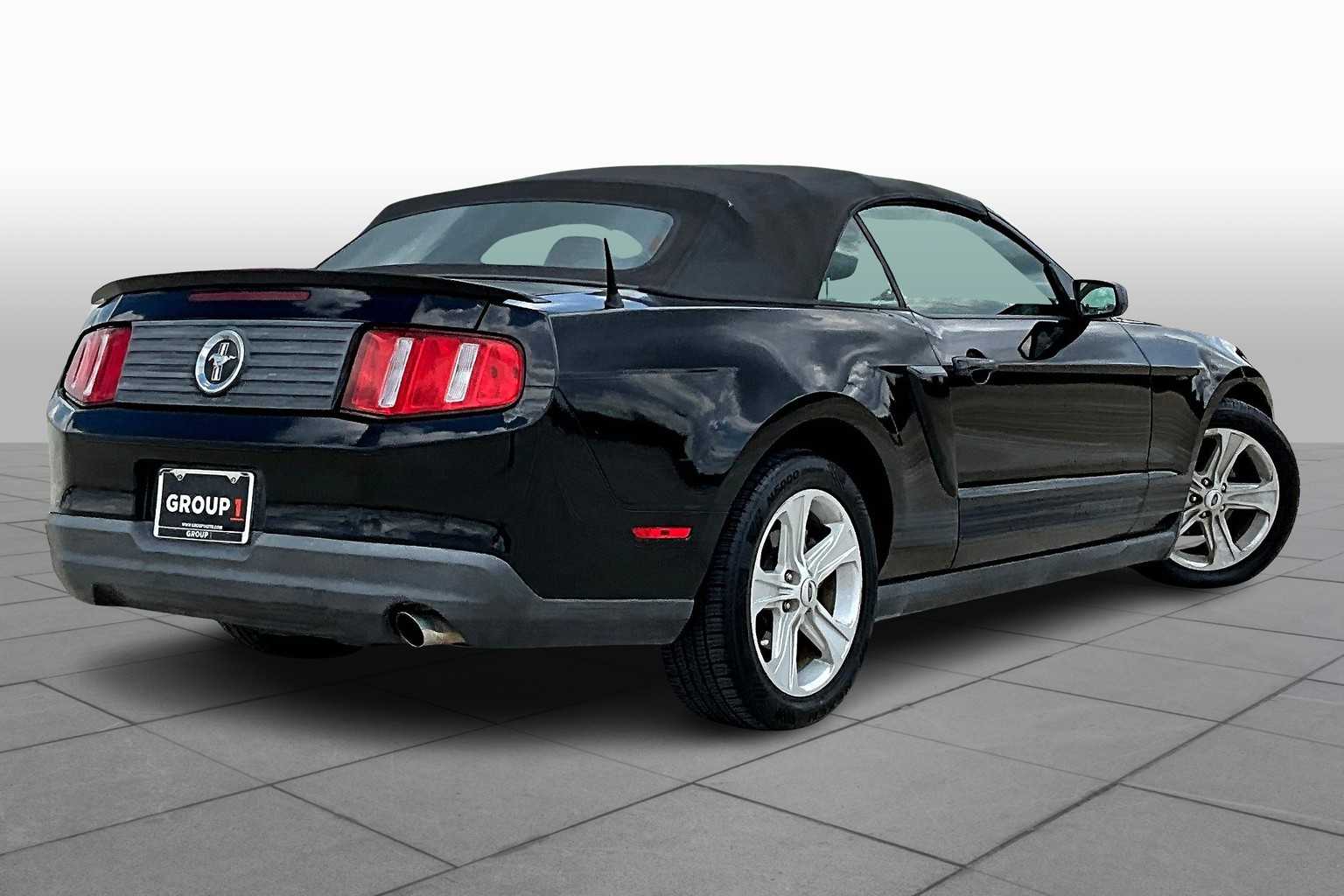 2010 Ford Mustang V6 Convertible photo 11