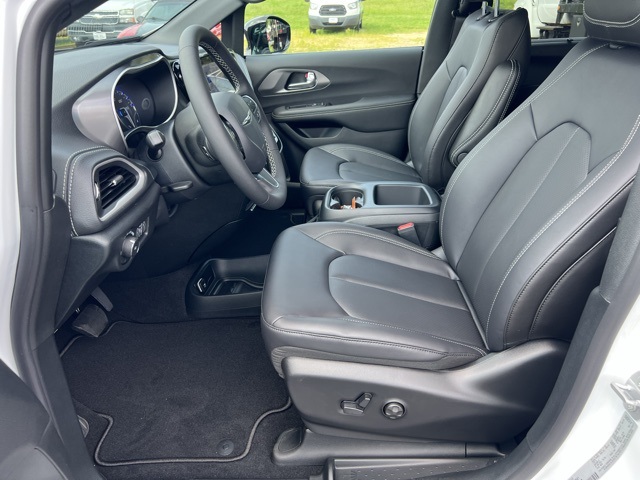 2026 Chrysler Pacifica photo 5