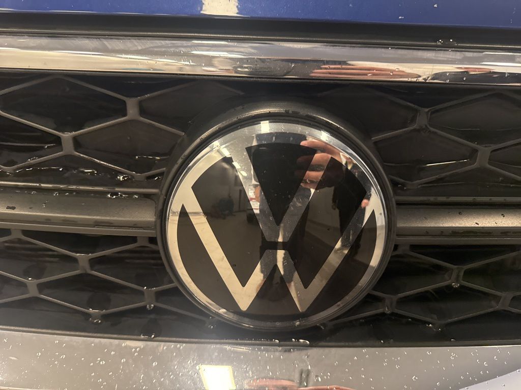 2023 Volkswagen Taos SE photo 3