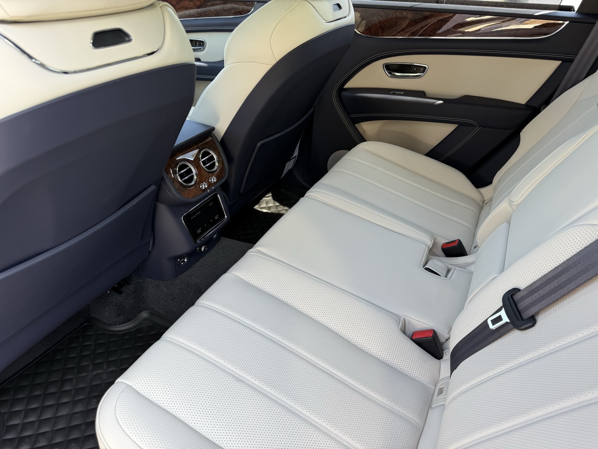 2024 Bentley Bentayga V8 photo 30