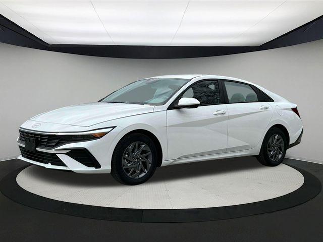 2024 Hyundai Elantra SEL photo 2