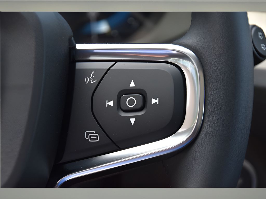 2025 Volvo XC40 photo 30