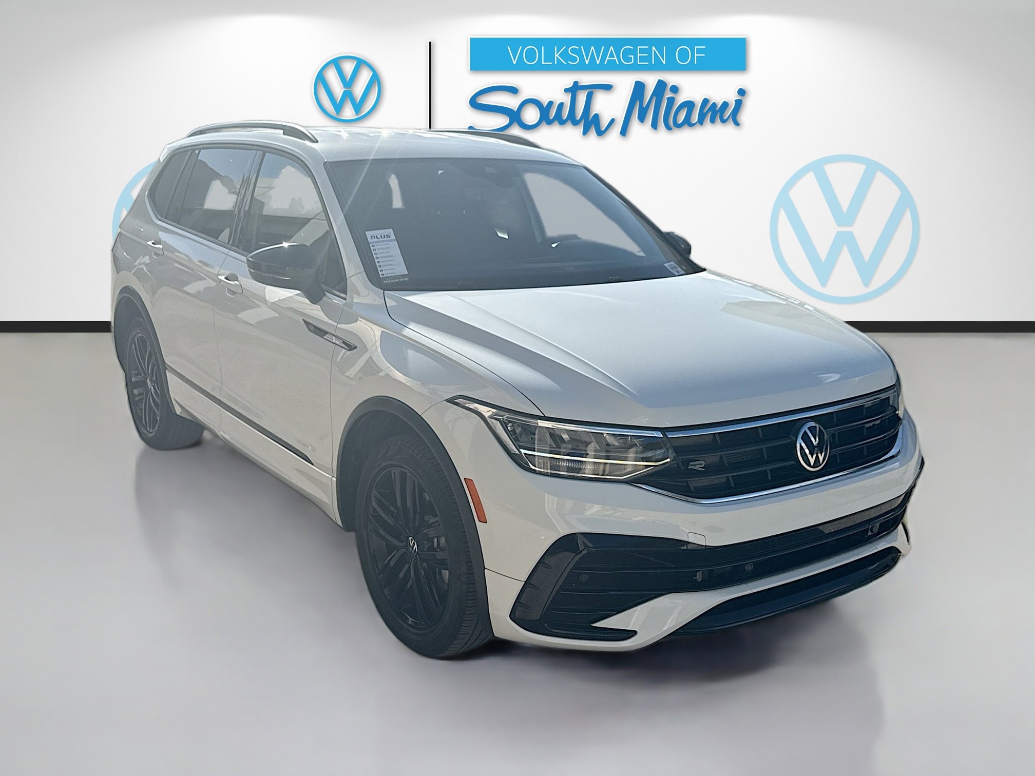 2022 Volkswagen Tiguan SE R-LINE BLACK's photo