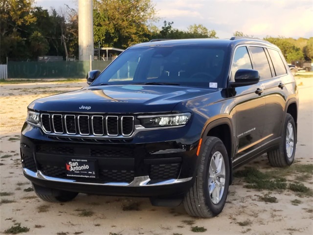 2025 Jeep Grand Cherokee Laredo photo 3