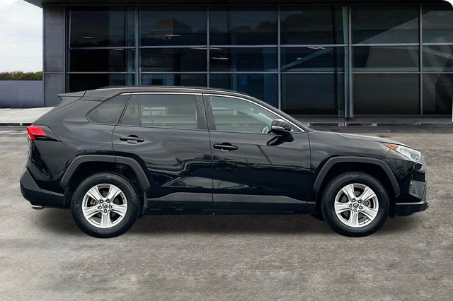 2021 Toyota RAV4 XLE photo 2