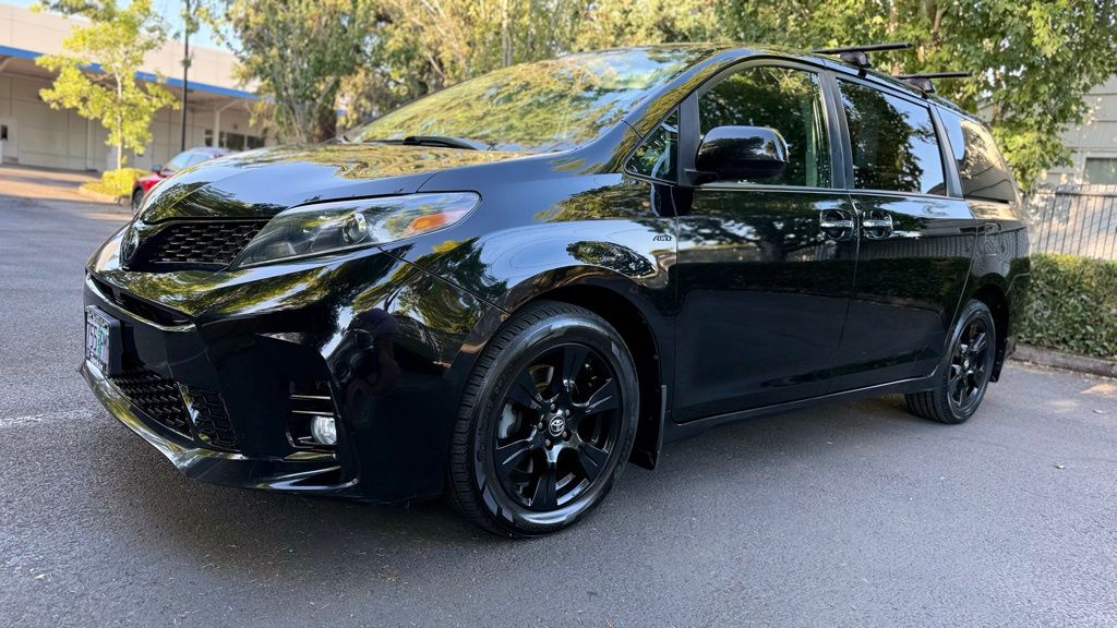 2020 Toyota Sienna SE Premium photo 2