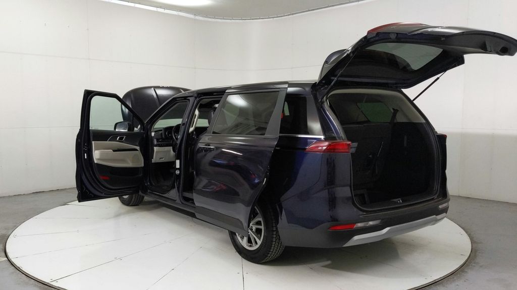 2024 Kia Carnival LX photo 10
