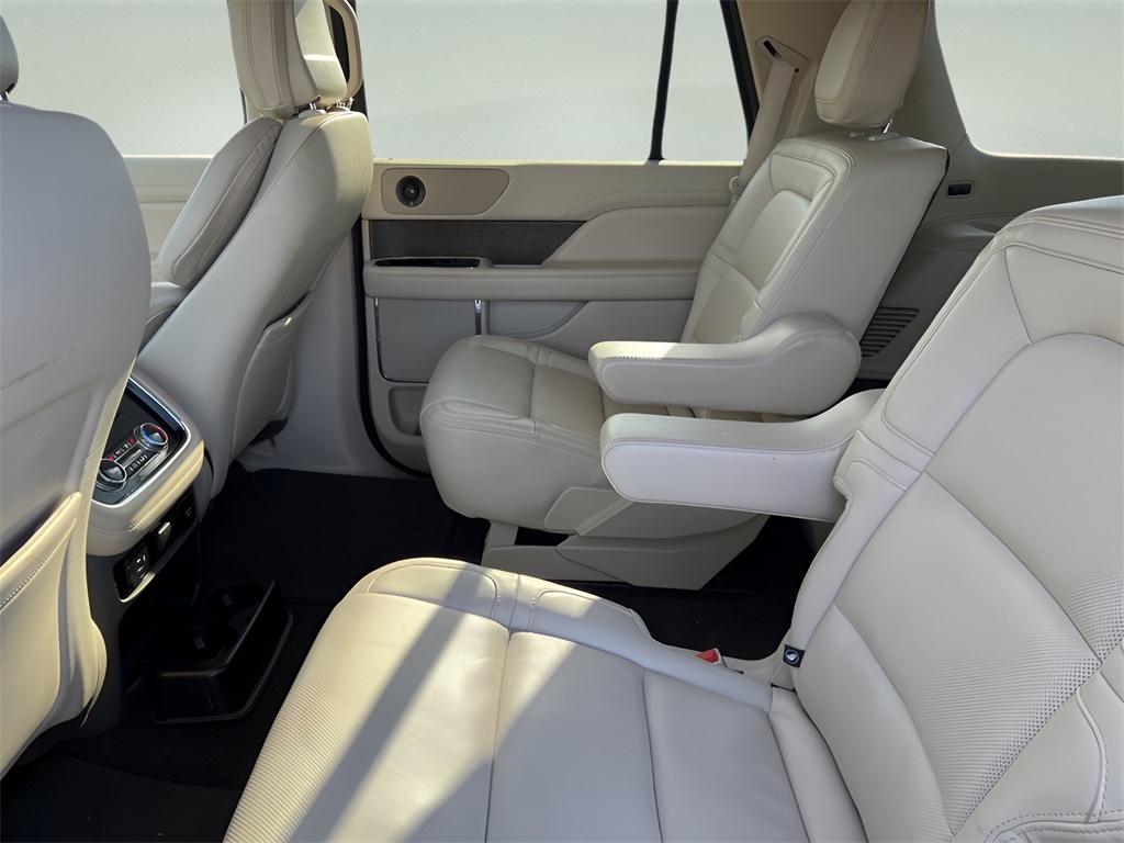 2021 Lincoln Navigator Standard photo 17