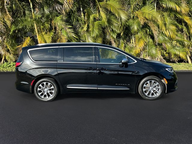 2025 Chrysler Pacifica Hybrid Pinnacle photo 3