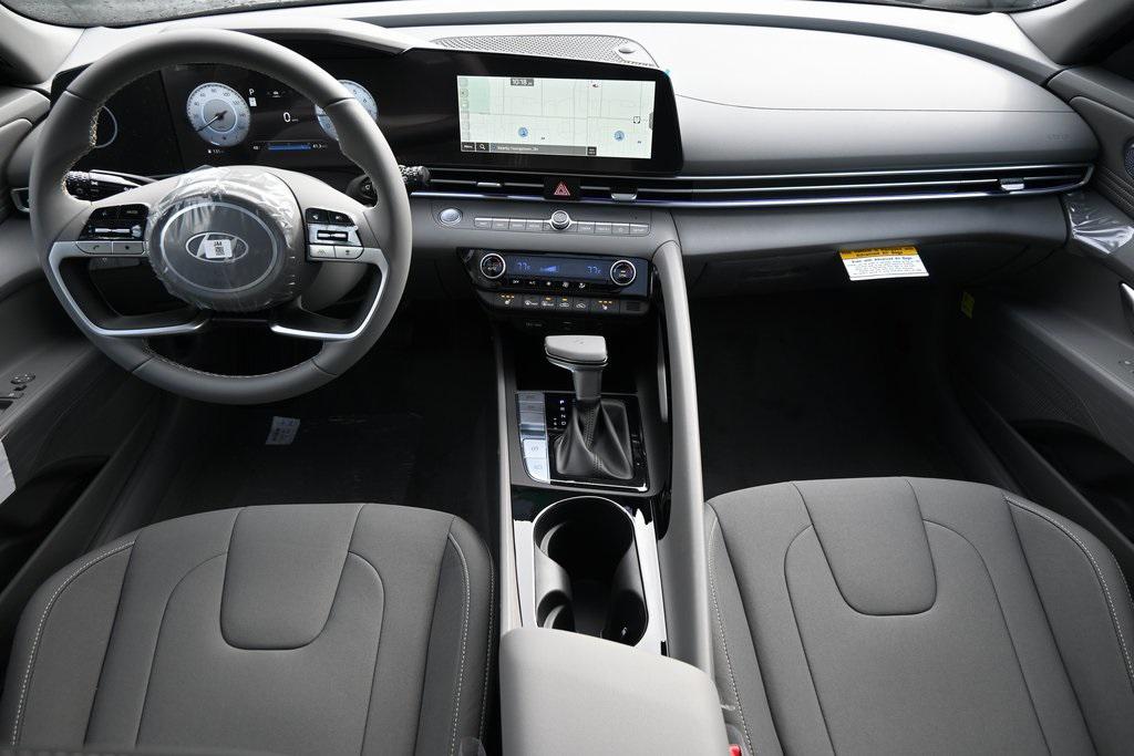 2025 Hyundai Elantra SEL Convenience photo 11