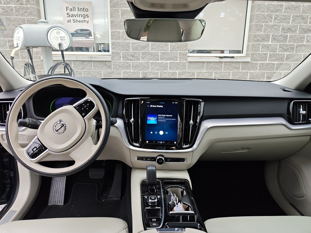 2023 Volvo S60 Recharge T8 Core photo 3