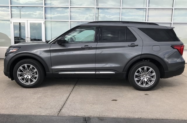 2025 Ford Explorer photo 4