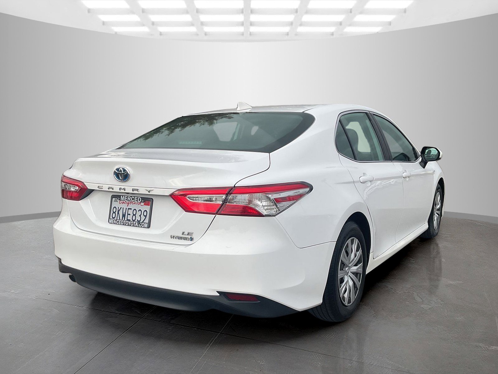 2019 Toyota Camry Hybrid LE photo 3
