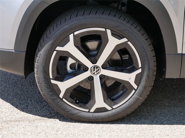 2025 Volkswagen Taos SEL photo 4