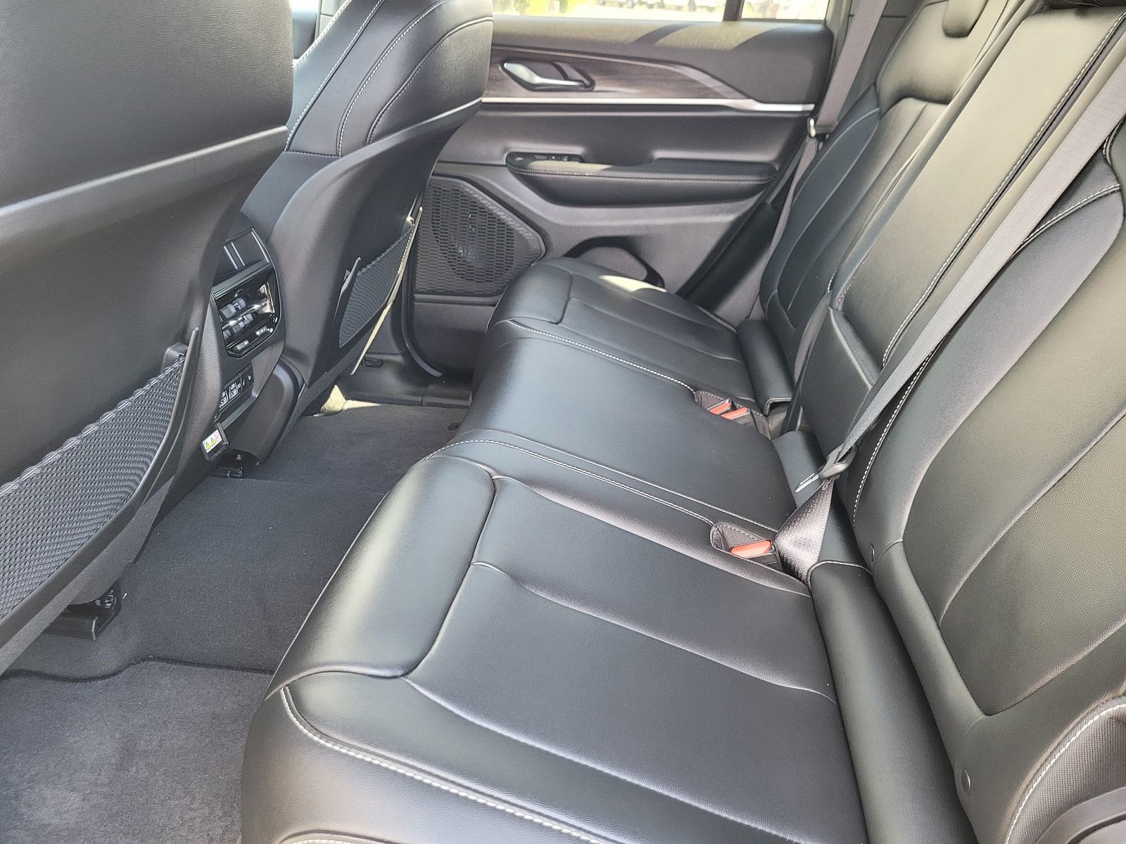2025 Jeep Grand Cherokee Limited photo 8