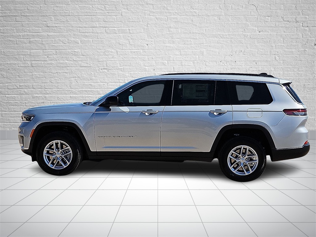 2025 Jeep Grand Cherokee Laredo photo 2