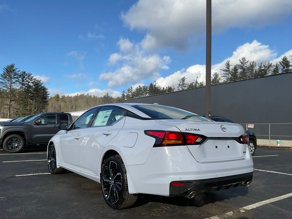 2025 Nissan Altima 2.5 SR photo 3