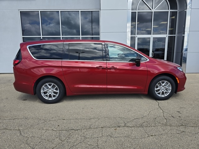 2026 Chrysler Pacifica photo 2