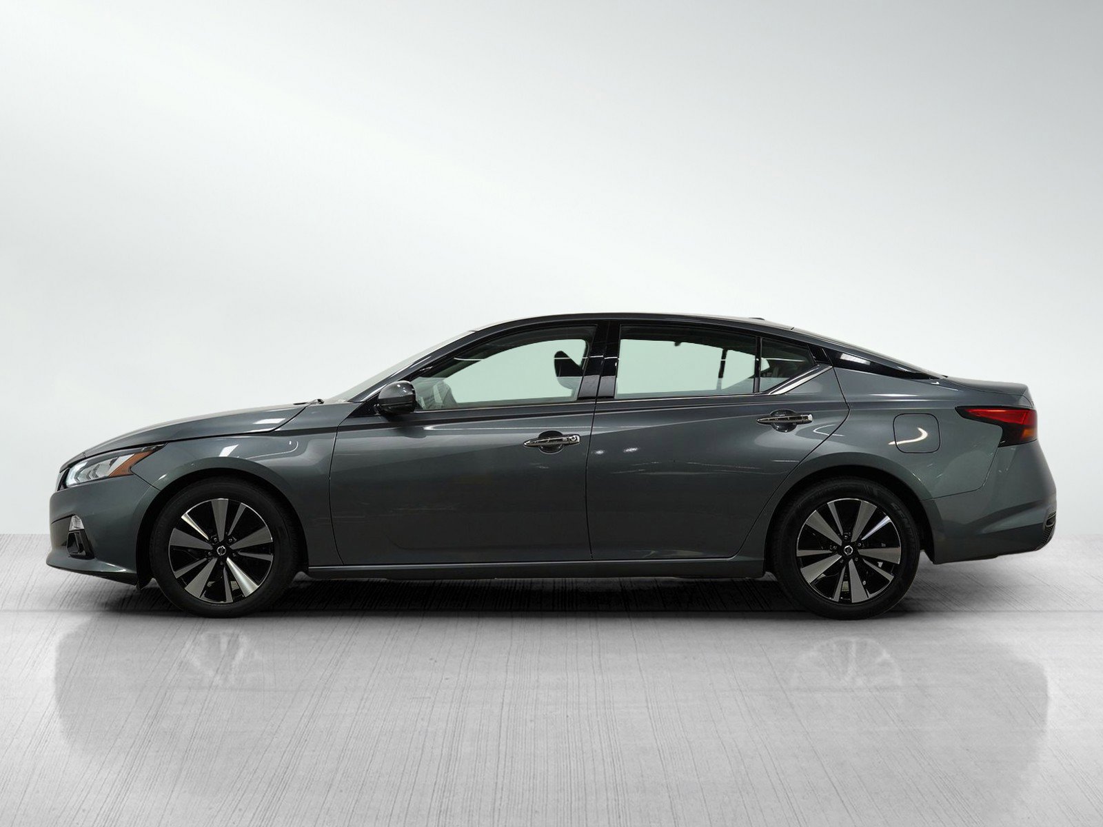Used 2019 Nissan Altima SL with VIN 1N4BL4EV5KC245296 for sale in Minneapolis, Minnesota