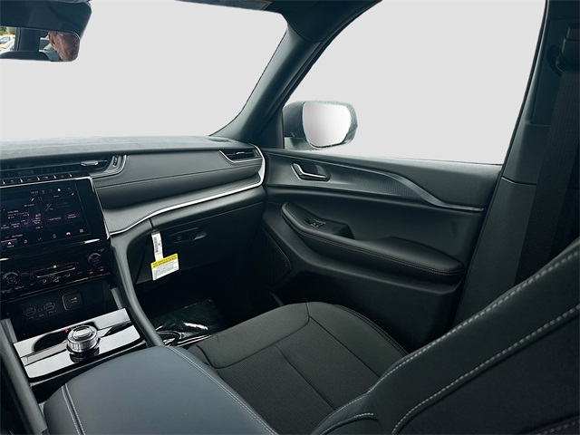 2025 Jeep Grand Cherokee Laredo photo 18
