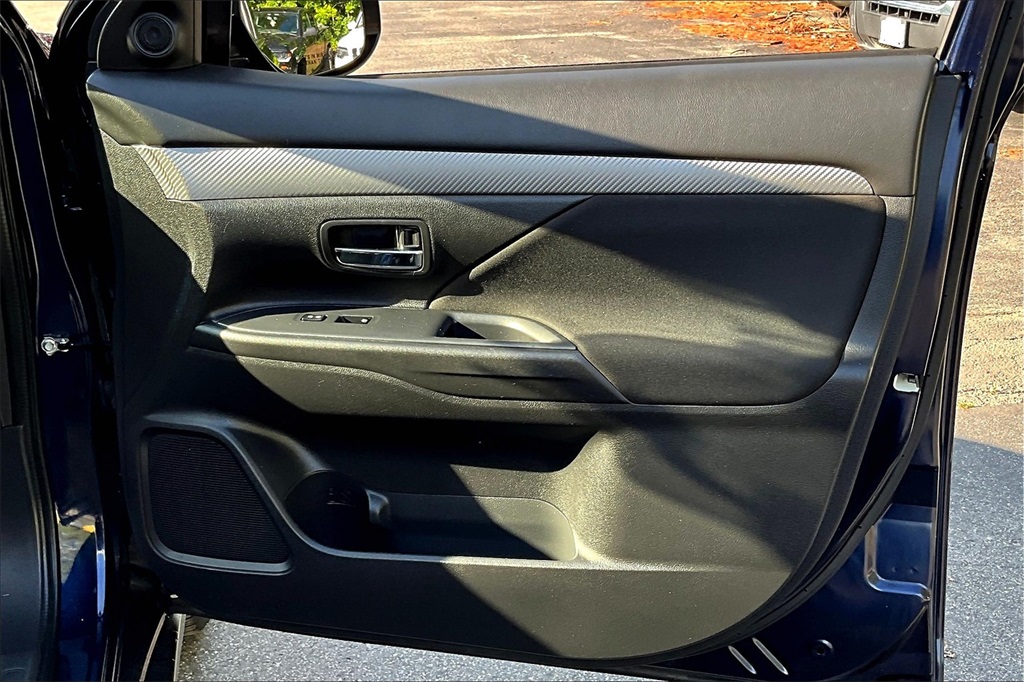 2018 Mitsubishi Outlander ES photo 12