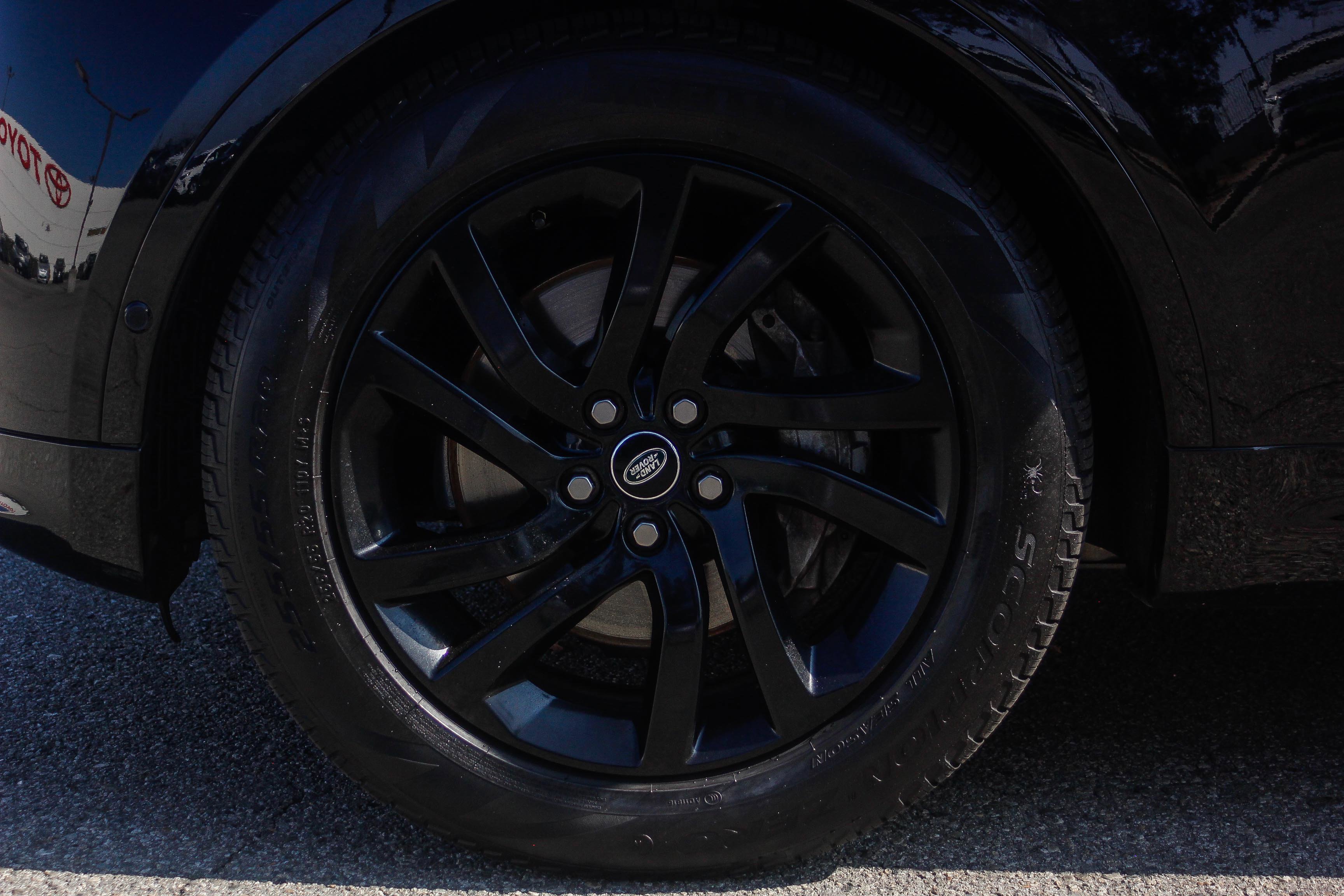 2020 Land Rover Discovery Landmark photo 3