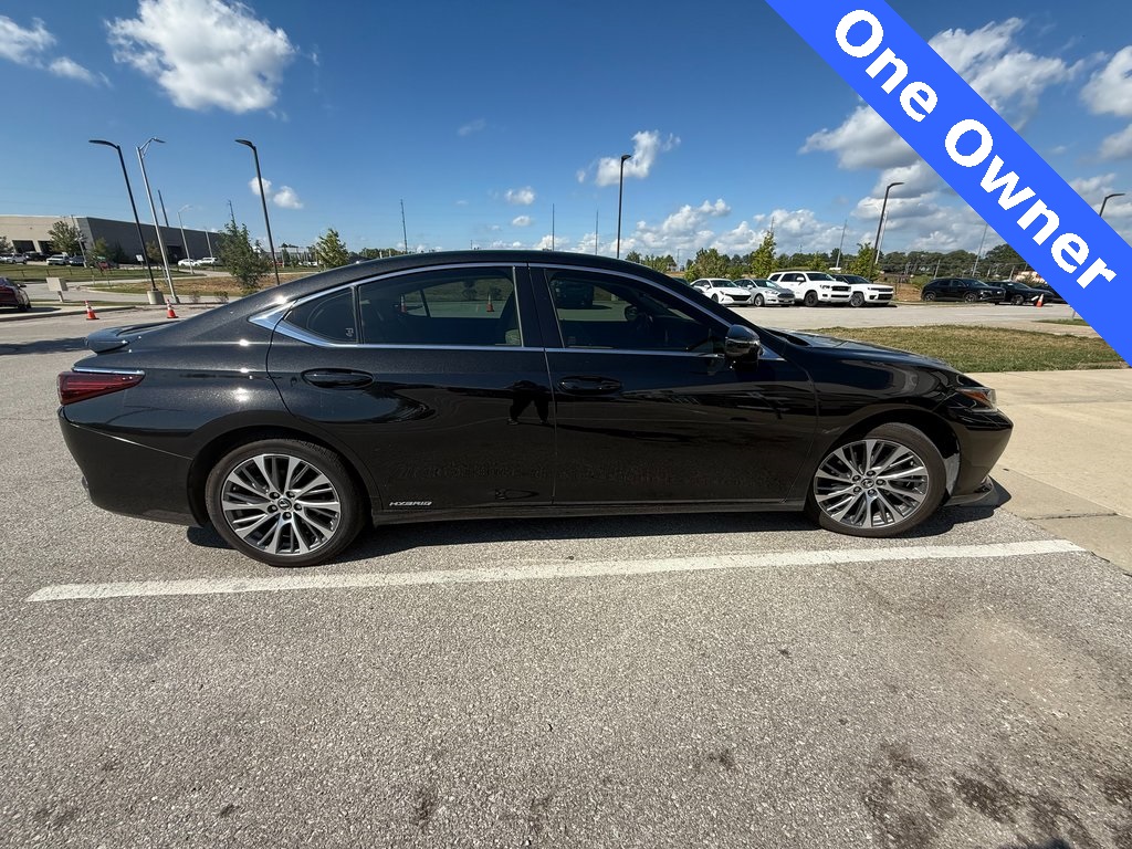 2019 Lexus ES 300h photo 2
