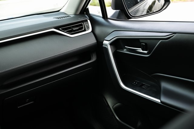 2024 Toyota RAV4 Hybrid XLE photo 28