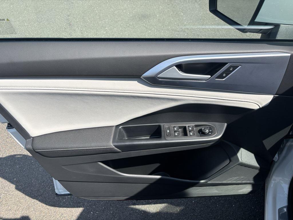 2025 Volkswagen Taos SE photo 10