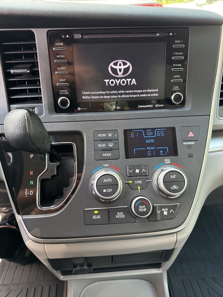 2020 Toyota Sienna LE photo 11