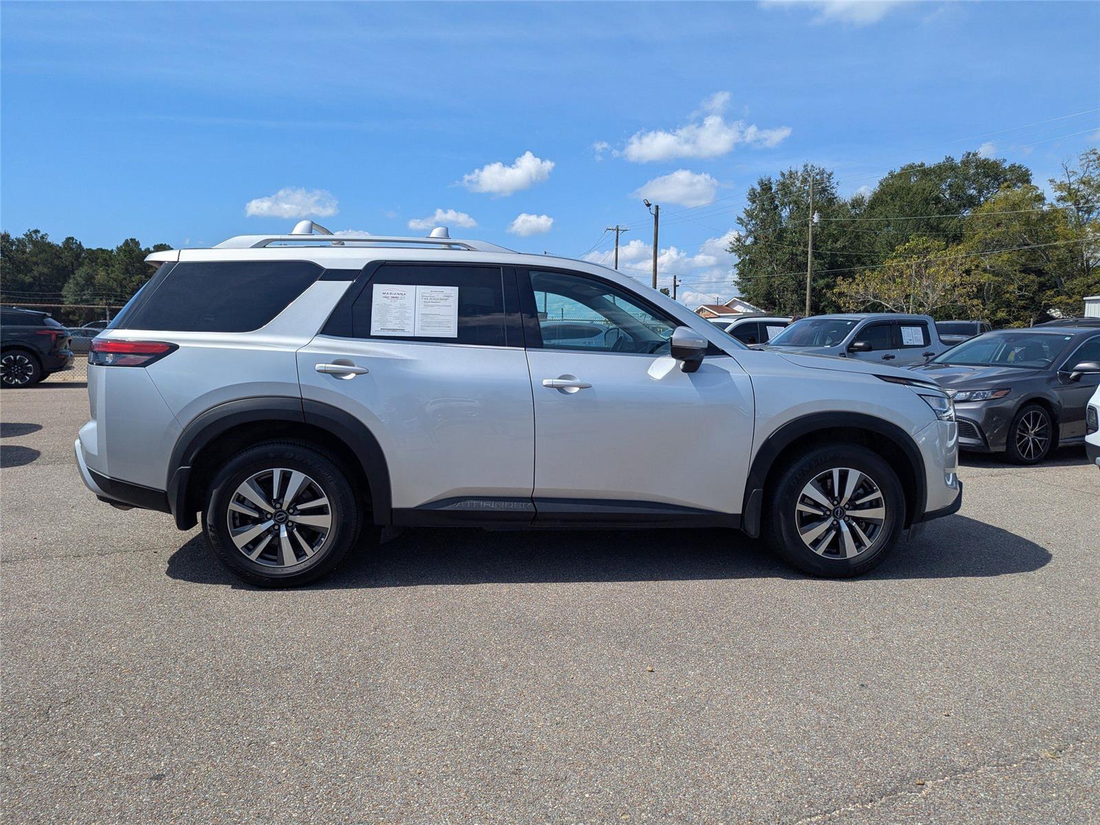 2023 Nissan Pathfinder SL photo 3