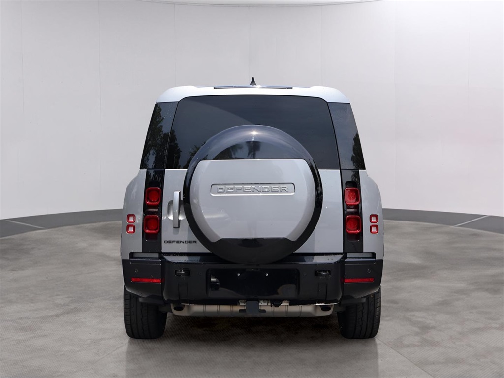 2024 Land Rover Defender 130 X-Dynamic SE photo 4