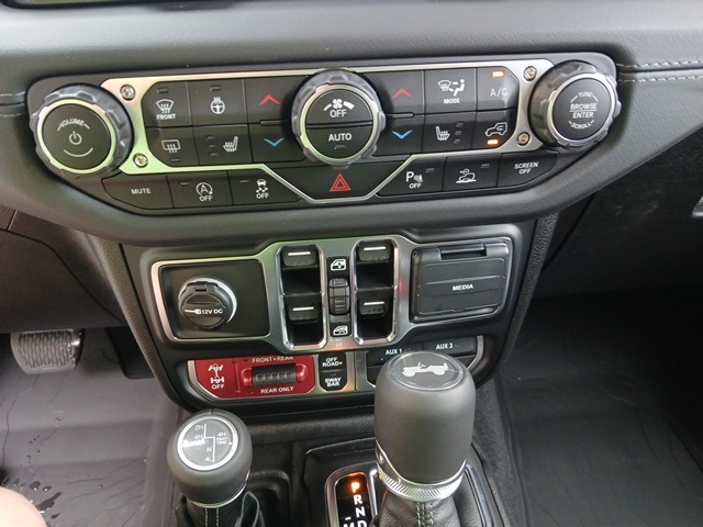 2025 Jeep Wrangler Rubicon X photo 40