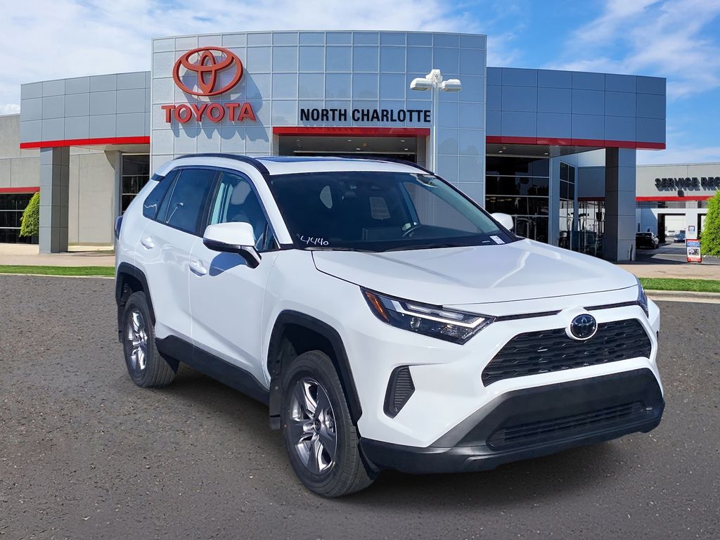 2025 Toyota RAV4 XLE's photo