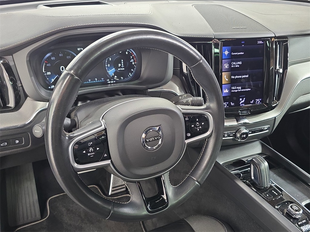 2021 Volvo XC60 Recharge Hybrid T8 R-Design photo 4