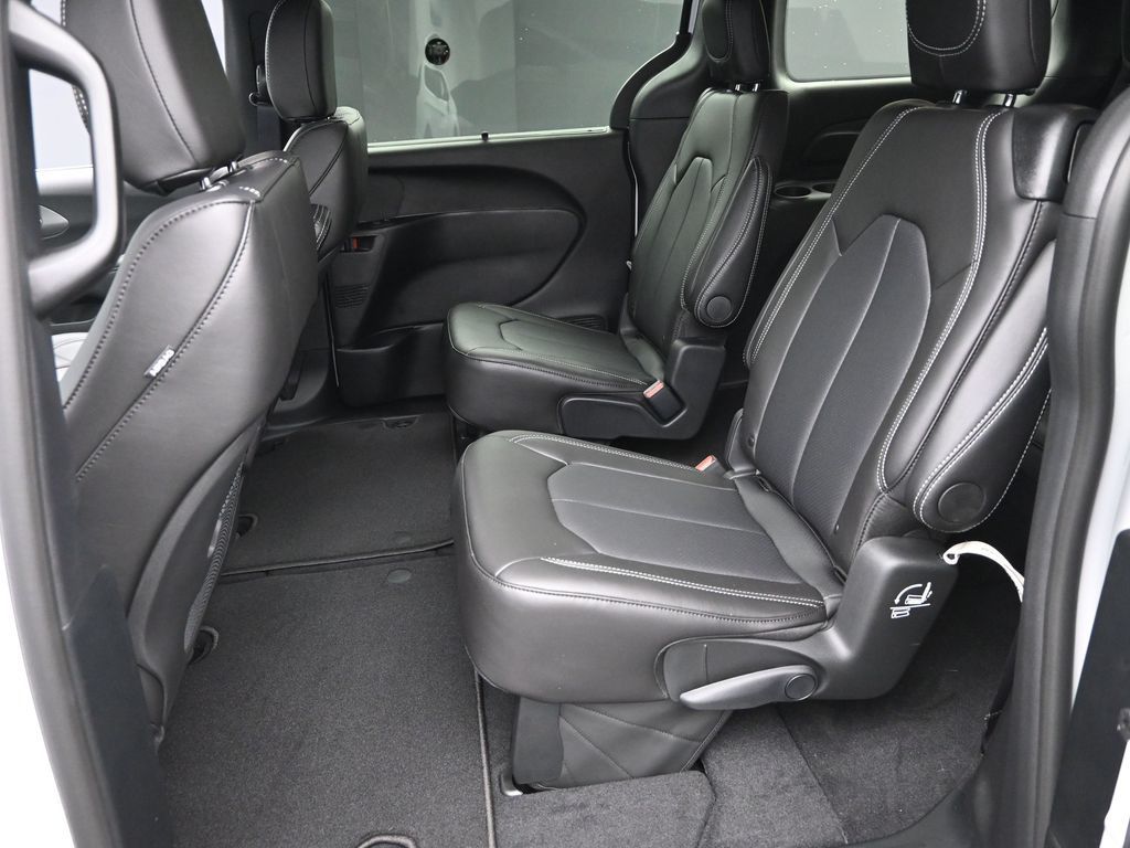 2026 Chrysler Pacifica photo 11