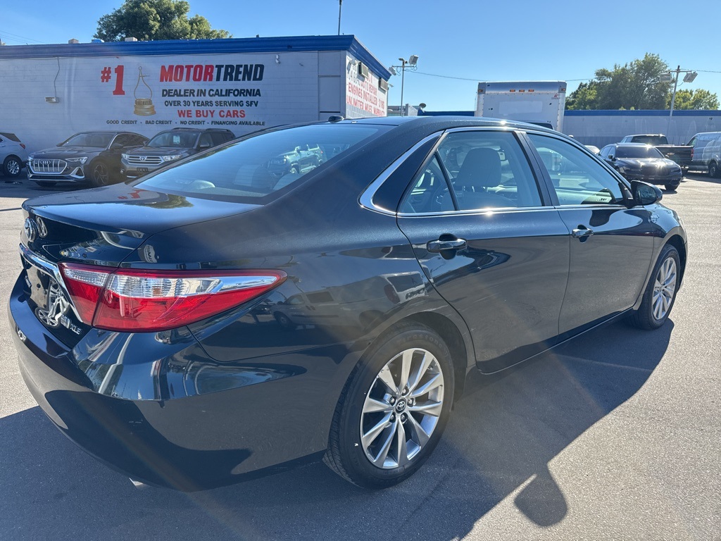 2017 Toyota Camry SE XLE Hybrid photo 4