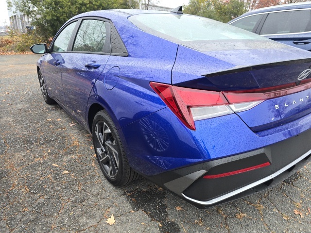 2025 Hyundai Elantra SEL Sport photo 4